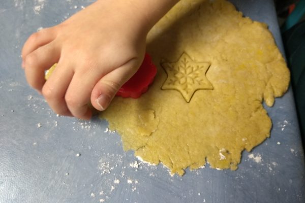 Atelier cuisine avec Koy dans le cadre du projet Éducation et Alimentation: fabrication de biscuits de Noël